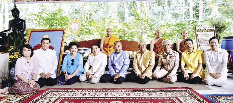 พระอธิการ ธาตุ กับประธานและคณะกรรมการจัดสร้างพระฯ พล.อ.อ.อิทธพร ศุภวงศ์, พล.อ.อ.มานัต วงษ์วาทย์, อัญชลี ชวนิชย์, ผวจ.จันทบุรี วิทูรัช-สุจิตรา ศรีนาม, อภินันท์ จันทรังษี, ว่าที่ร้อยตรีพิเชียน
ลิมป์หวังอยู่ ผวจ.ตราด และ กรรณภรณ์ วงศ์ปิยะกุล