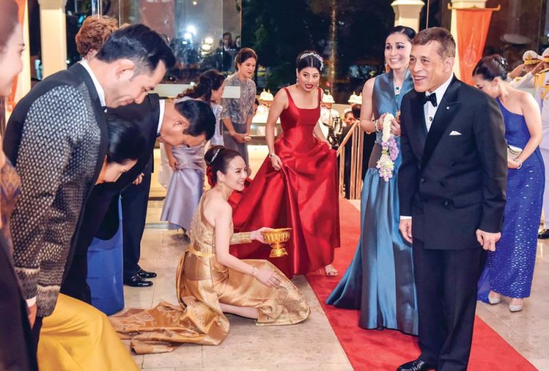 พระบาทสมเด็จพระเจ้าอยู่หัว เสด็จฯ พร้อมด้วย สมเด็จพระนางเจ้าฯ พระบรมราชินี สมเด็จพระเจ้าลูกเธอ เจ้าฟ้าพัชรกิติยาภา
นเรนทิราเทพยวดี กรมหลวงราชสาริณีสิริพัชร มหาวัชรราชธิดา ทอดพระเนตรการแสดงคอนเสิร์ตเฉลิมพระเกียรติ “Four Royal
Orchestral Suites for His Majesty King Rama X” ซึ่งนิพนธ์และอำนวยการโดย สมเด็จพระเจ้าลูกเธอ เจ้าฟ้าสิริวัณณวรี นารีรัตนราชกัญญา องค์อุปถัมภ์มูลนิธิรอยัลแบงค์คอกซิมโฟนีออร์เคสตร้า วงรอยัลแบงค์คอกซิมโฟนีออร์เคสตร้า

