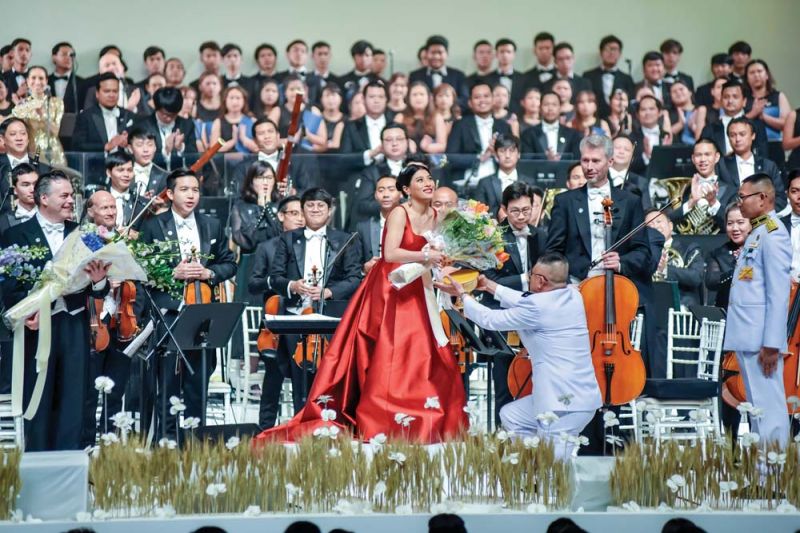 พระบาทสมเด็จพระเจ้าอยู่หัว ทรงพระกรุณาโปรดเกล้าฯ ให้ พล.อ.ท.ภักดี แสง-ชูโต เชิญช่อดอกไม้พระราชทานถวายแด่ สมเด็จพระเจ้าลูกเธอ เจ้าฟ้าสิริวัณณวรี นารีรัตนราชกัญญา