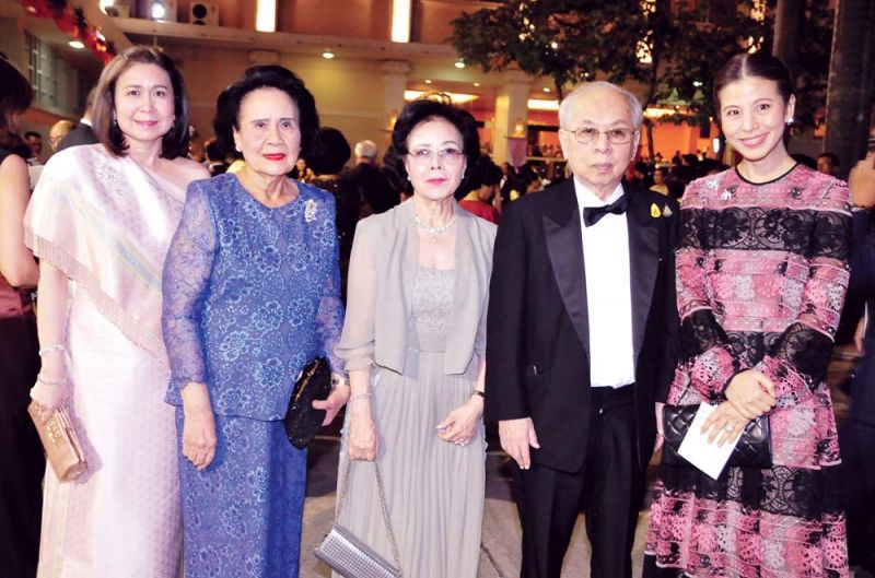 ท่านผู้หญิงสุวรรณี พัฒน์พงศ์พานิช กับบุตรสาว-สุพัชนา อัษฎาธร ,ยุพา-โพธิพงษ์ ล่ำซำ และบุตรสาว-วรรณพร พรประภา 