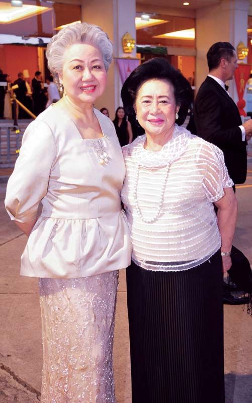 (ขวา) ท่านผู้หญิงสุจิตคุณ สารสิน กับ อัจฉรา เตชะไพบูลย์ 