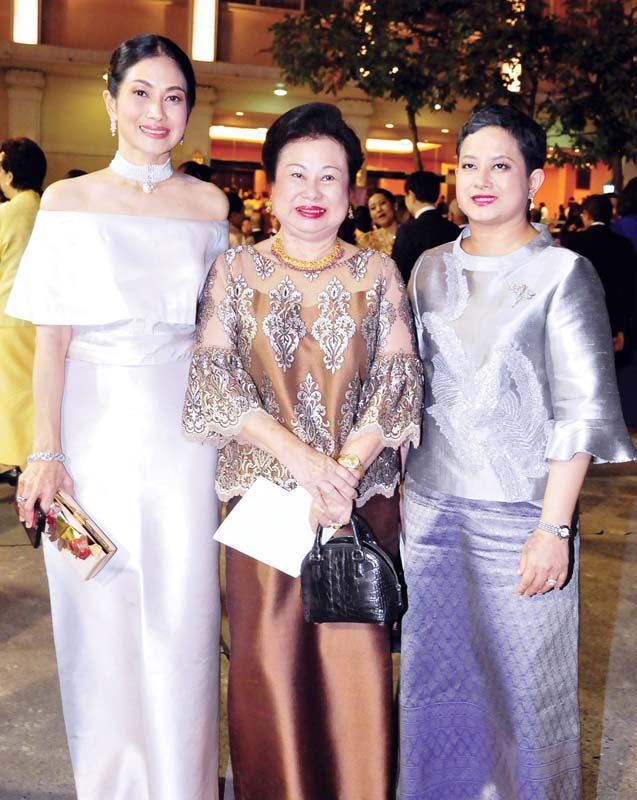 คุณหญิงขวัญตา เทวกุล ณ อยุธยา กับบุตรสาว ม.ล.รดีเทพ-ม.ล.อาภาวดี เทวกุล ณ อยุธยา 
