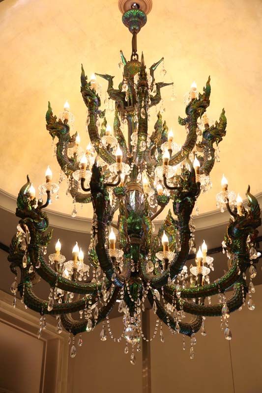 โคมระย้าขนาดยักษ์ส่วนหนึ่งของห้องปีกแมลงทับ