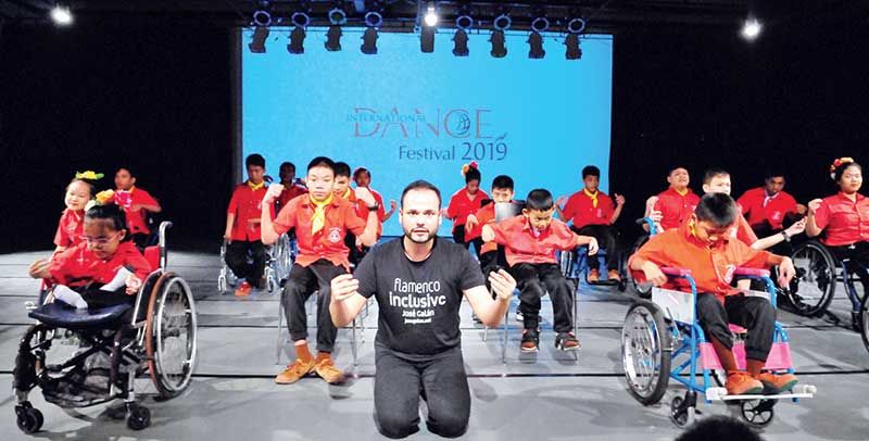 Jose Galan ศิลปินชาวสเปนผู้ที่ทำงานใกล้ชิดกับผู้ที่มีความบกพร่องทางแขนและขา และ Bruno Rodriguese ศิลปินชาวโปรตุเกส กับผู้มีความต้องการพิเศษกลุ่ม Autistic ID และ ASD โชว์การแสดงเต้นและการเคลื่อนไหว