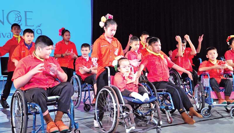 Jose Galan ศิลปินชาวสเปนผู้ที่ทำงานใกล้ชิดกับผู้ที่มีความบกพร่องทางแขนและขา และ Bruno Rodriguese ศิลปินชาวโปรตุเกส กับผู้มีความต้องการพิเศษกลุ่ม Autistic ID และ ASD โชว์การแสดงเต้นและการเคลื่อนไหว