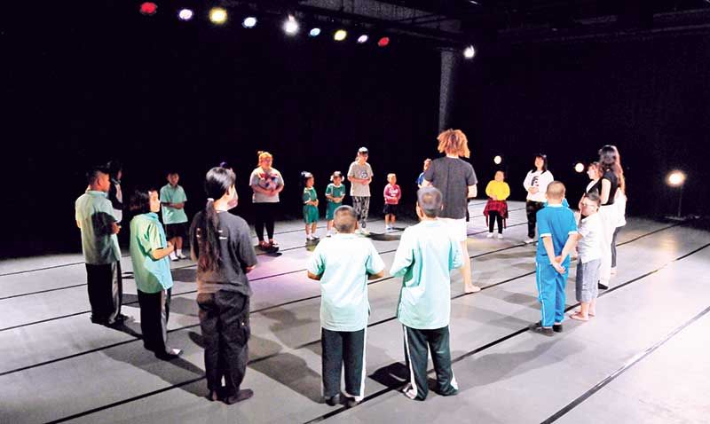 Jose Galan ศิลปินชาวสเปนผู้ที่ทำงานใกล้ชิดกับผู้ที่มีความบกพร่องทางแขนและขา และ Bruno Rodriguese ศิลปินชาวโปรตุเกส กับผู้มีความต้องการพิเศษกลุ่ม Autistic ID และ ASD โชว์การแสดงเต้นและการเคลื่อนไหว