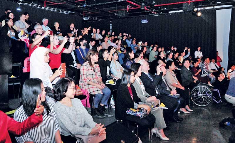 มีผู้สนใจเข้าร่วมชมการแสดงอย่างคับคั่ง