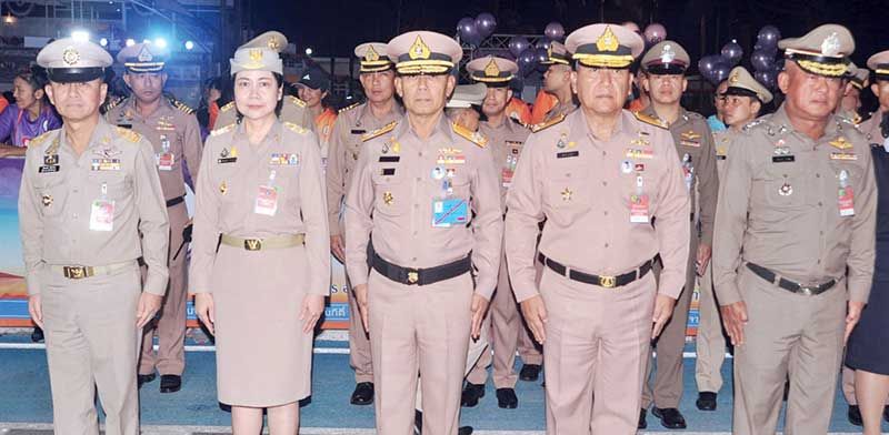 ภัครธรณ์ เทียนไชย ผวจ.ชลบุรี, นภาวรรณ ขุนอักษร ผู้พิพากษาหัวหน้าศาล จ.พัทยา, พล.ร.อ.ชุมศักดิ์ 
นาควิจิตร ผู้บัญชาการกองเรือยุทธการ, พล.ร.ท.วราห์ แทนขำ ผู้บัญชาการฐานทัพเรือสัตหีบ, พล.ต.ต.ประการ ประจง ผบก.ภ.จว.ชลบุรี เฝ้าฯรับเสด็จ