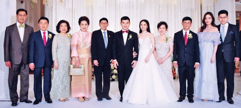 ศ.กิตติคุณ ดร.วิษณุ-วัชราภรณ์ เครืองาม,ดร.วิชญะ-นันทนัช เครืองาม พร้อมด้วย ม.ร.ว.ปรีดิยาธร เทวกุล ร่วมแสดงความยินดีกับคู่บ่าว-สาว
คุณพ่อคุณแม่ฝ่ายชาย อดีต รมช.กระทรวงพาณิชย์ กรพจน์-อัญชนา อัศวินวิจิตร และคุณพ่อคุณแม่ฝ่ายหญิง สุพจน์-ปิยะรัตน์ จันทรงาม