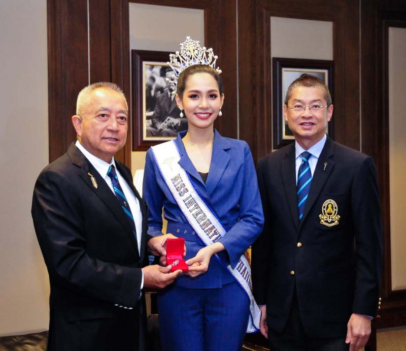 (ซ้าย) พล.ต.ท.อรรถกฤษณ์ ธารีฉัตร และ ผศ.สุรวุธ กิจกุศล
มอบเข็มเพชราวุธ