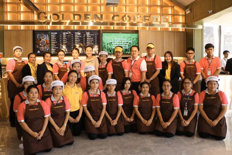 นวลพรรณ ล่ำซำ และพนักงานร้าน โกลเด้น เพลซ สาขาชวนชม

