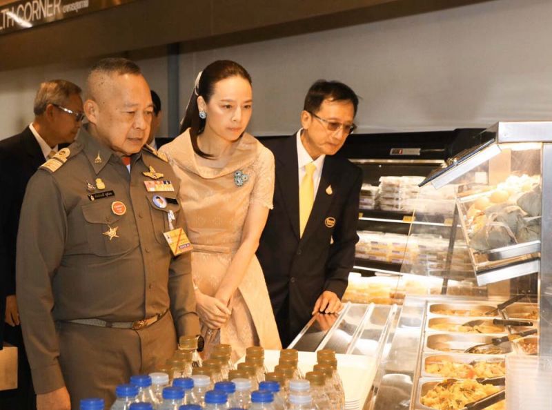 พระบาทสมเด็จพระวชิรเกล้าเจ้าอยู่หัว ทรงพระกรุณาโปรดเกล้าฯ ให้ พล.อ.อ.สถิตย์พงษ์ สุขวิมล ราชเลขานุการในพระองค์ฯ
เป็นประธานในการเปิดร้านโกลเด้น เพลซ สาขาชวนชม