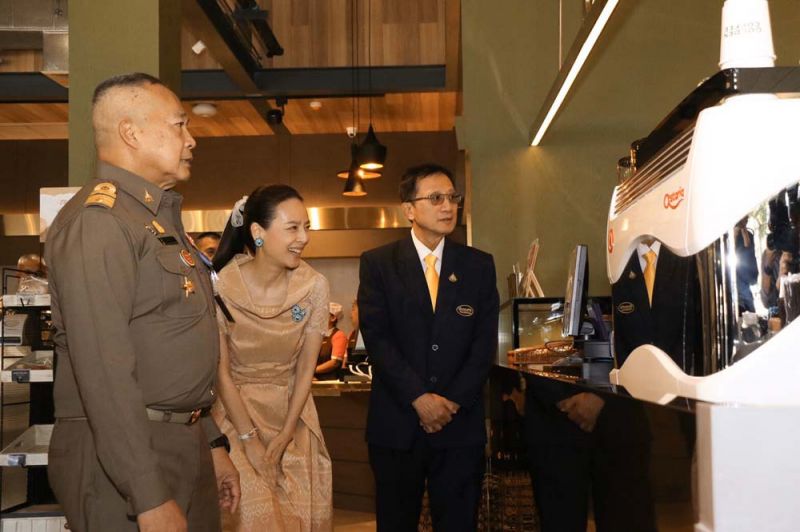 พระบาทสมเด็จพระวชิรเกล้าเจ้าอยู่หัว ทรงพระกรุณาโปรดเกล้าฯ ให้ พล.อ.อ.สถิตย์พงษ์ สุขวิมล ราชเลขานุการในพระองค์ฯ
เป็นประธานในการเปิดร้านโกลเด้น เพลซ สาขาชวนชม