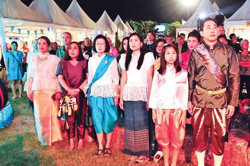 ดร.ชญาน์ จันทวสุ และแขกผู้มีเกียรติ ร่วมงานเปิดไฟต้นคริสต์มาสจากขยะพลาสติก