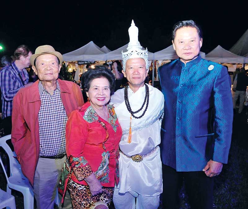 ดร.ศรีภูมิ-ม.ร.ว.วรรณาภรณ์ ศุขเนตร เป็นกำลังใจให้ลูกชาย ศิรเวท ศุขเนตร ร่วมแสดงในครั้งนี้
มี ดร.สาวิตต์ โพธิวิหค ร่วมถ่ายภาพด้วย