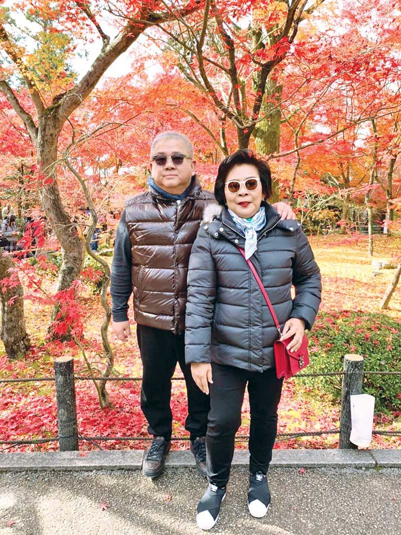 สีสันสวยงามของใบไม้แดง กับภาพคู่ วัฒนา-จันทนา พัวพัฒนาขจร