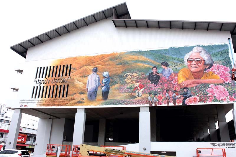 ภาพวาดพระบรมสาทิสลักษณ์โครงการ สตรีทอาร์ต คิง ภูมิพล บนผนังกาแพงขนาด 20 x 25 เมตร