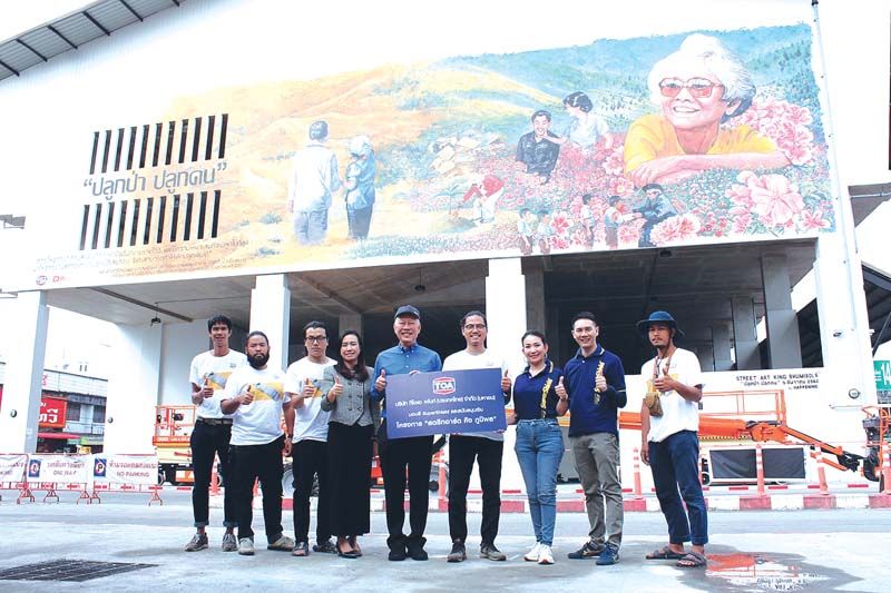 เกศศิริ ลอยละว้า ผู้จัดการอาวุโส ฝ่ายสื่อสารองค์กรและกิจกรรมเพื่อสังคม บริษัท ทีโอเอ
เพ้นท์ (ประเทศไทย) จากัด (มหาชน) และกลุ่มศิลปินอาสาในนาม Happening ร่วมกัน
ส่งมอบภาพวาดโครงการสตรีทอาร์ต คิง ภูมิพล ครั้งที่ 6 ให้กับ วันชัย จงสุทธานามณี
นายกเทศมนตรีนครเชียงราย หลังใช้เวลาสร้างสรรค์ผลงานรวมทั้งสิ้น 5 วัน 4 คืน