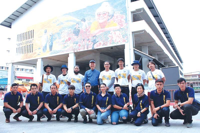 วันชัย จงสุทธานามณี นายกเทศมนตรีนครเชียงราย ถ่ายภาพหมู่ร่วมกับทีมศิลปินอาสา Happening และ ทีมงานผู้สนับสนุนจาก TOA