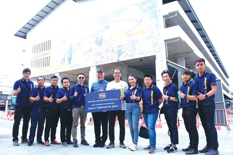 วันชัย จงสุทธานามณี นายกเทศมนตรีนครเชียงราย ถ่ายภาพหมู่ร่วมกับทีมศิลปินอาสา Happening และ ทีมงานผู้สนับสนุนจาก TOA