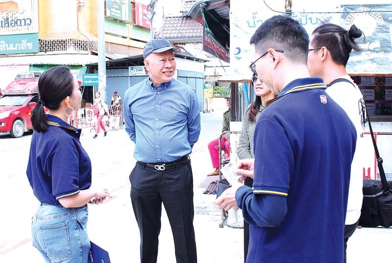 วันชัย จงสุทธานามณี นายกเทศมนตรีนครเชียงราย ทักทายทีมงาน
ผู้ร่วมสร้างสรรค์ผลงานสตรีทอาร์ต คิง ภูมิพล ครั้งที่ 6 อย่างเป็นกันเอง