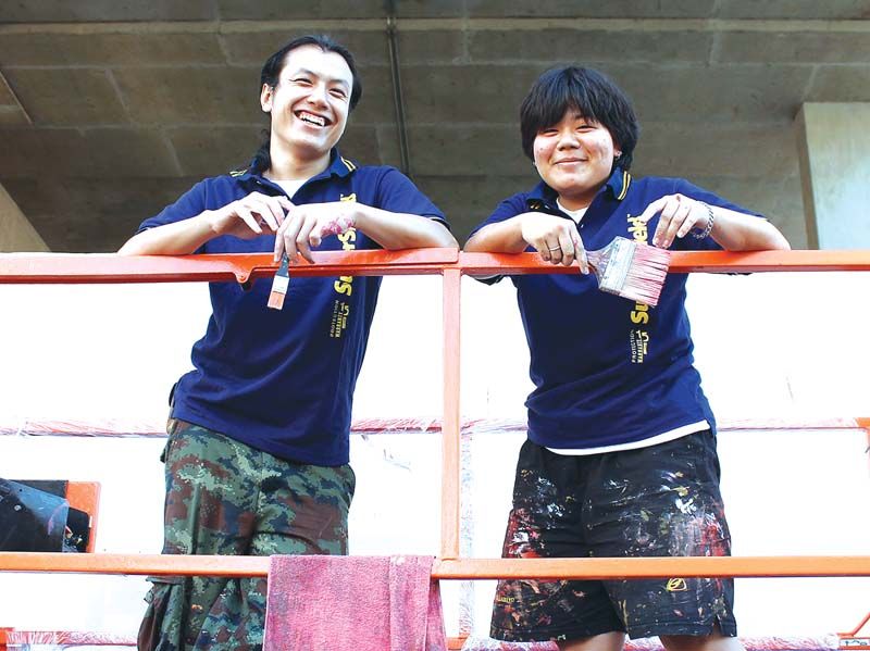 ศิลปินจิตอาสา Happening ยิ้มแย้มอย่างมีความสุข ภายหลังวาดภาพพระบรมสาทิสลักษณ์
โครงการสตรีทอาร์ต คิง ภูมิพล ครั้งที่ 6 เสร็จสิ้น
เป็นที่เรียบร้อย