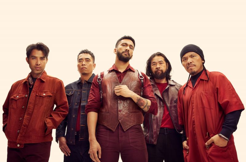 วง Big Ass: ขอให้ปีใหม่นี้เป็นปีที่ดีสำหรับทุกคนครับทำอะไรก็ขอให้ประสบความสำเร็จ ออกไปเที่ยวที่ไหนก็เดินทางปลอดภัย สุขภาพแข็งแรง ร่ำรวยเงินทอง ใครเป็นปีชงก็ขอให้เป็นชงที่ดี เป็นหนูเงินหนูทองของทุกคน พวกเราบิ๊กแอสก็เตรียมผลงานใหม่ๆไว้ให้ทุกคน ยังไงรอติดตามนะครับ

