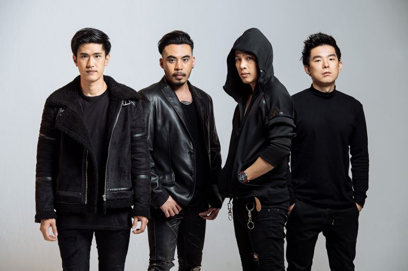 วง Cocktail : ในโอกาสปีใหม่นี้พวกเราวงค็อกเทลขอให้ทุกคนมีความสุข พบเจอแต่สิ่งดีๆ มันอาจจะเป็นเรื่องที่ช่วยไม่ได้ที่เราต้องเจอเรื่องที่เราไม่ชอบใจบ้าง แต่ก็ขอให้ทุกอย่างผ่านพ้นไปได้ด้วยดี เวลาผ่านไปไว ใช้ชีวิตอย่างไม่ประมาทนะครับ สวัสดีปีใหม่ครับ