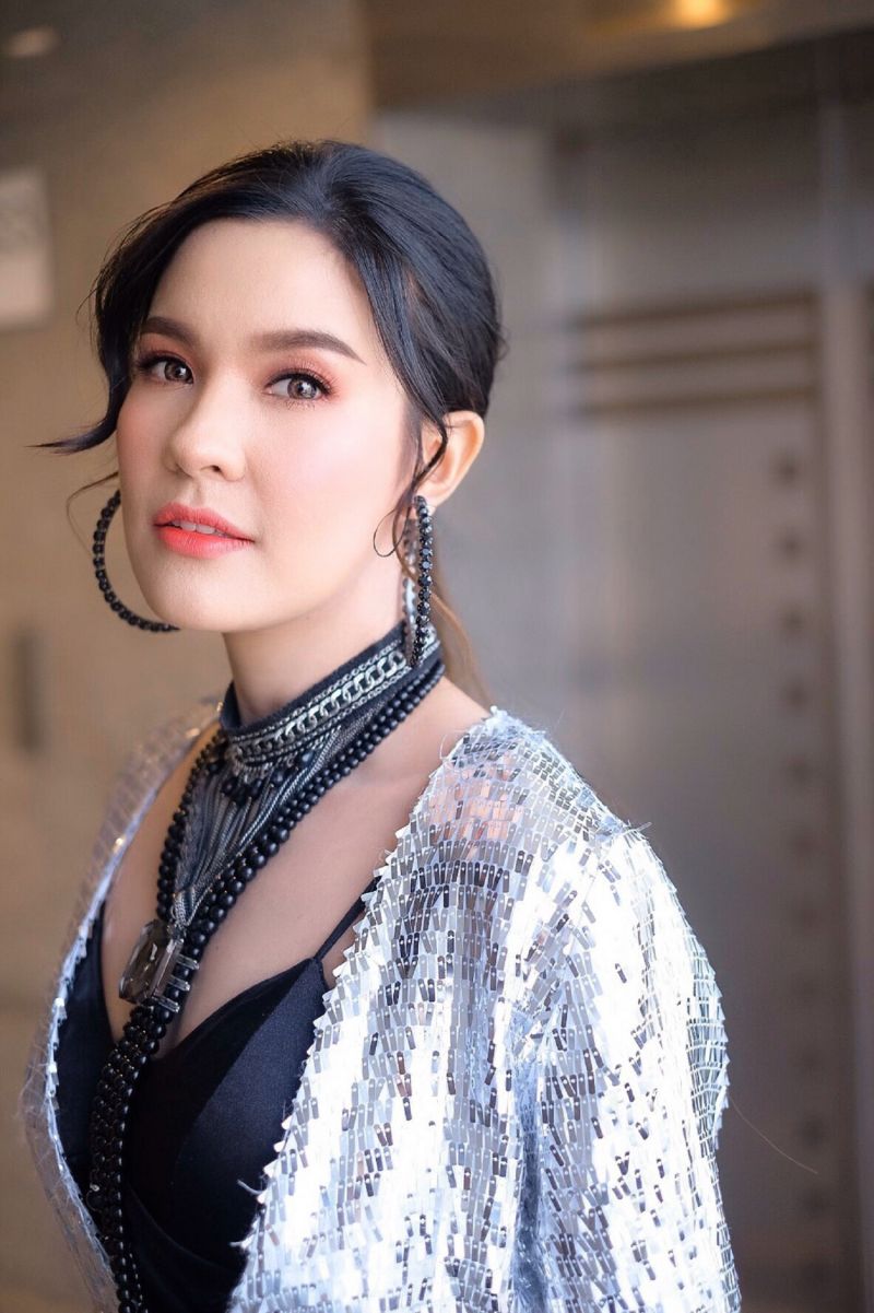 เปาวลี พรพิมล : ปีใหม่นี้เปาก็ขออวยพรให้กับแฟนๆทุกท่าน มีสุขภาพร่างกายแข็งแรง ร่ำรวยเงินทอง ร่ำรวยความสุข มีความสุขเยอะๆเลยนะคะ และ สำหรับใครที่เดินทางไปเที่ยวที่ต่างจังหวัดหรือว่าเดินทางไปที่ไหนก็ตาม ก็ขอให้เดินทางปลอดภัยทุกเส้นทาง ยังไงก็สวัสดีปีใหม่นะคะ