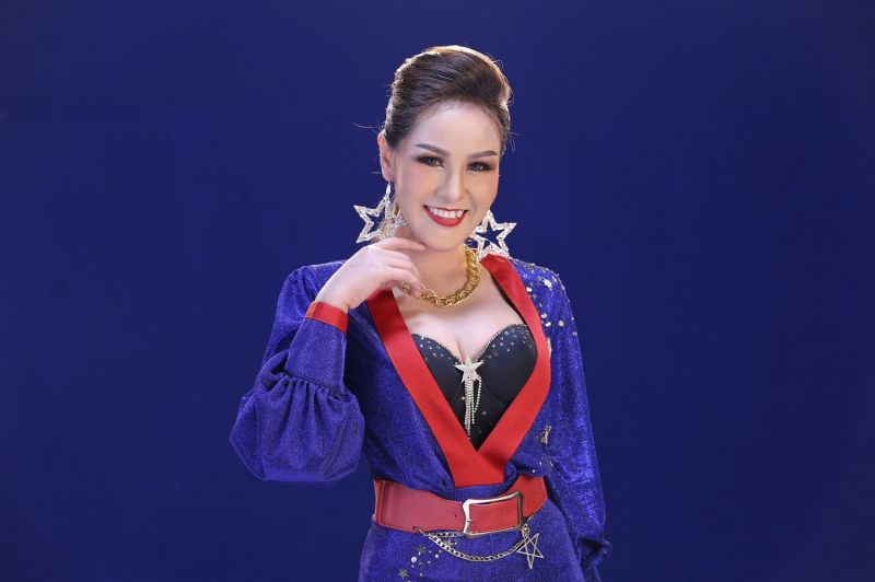 หญิงลี ศรีจุมพล : 
ปีใหม่นี้หญิงลีก็ขออวยพรให้กับทุกคนมีความสุขมากๆค่ะ เดินทางปลอดภัย ร่างกายแข็งแรง แล้วก็ขอให้มีความสุขกับครอบครัวรวมถึงคนที่เรารักนะคะ ขอให้โชคดีทุกๆท่านเลย ส่งท้ายปีเก่าก็ขอให้เรื่องร้ายๆหายไป โชคดีสวัสดีปีใหม่ค่ะ
