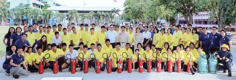 พี่ๆ ทีม ERT และน้องๆ นักเรียนที่เข้าร่วมอบรมการดับเพลิง