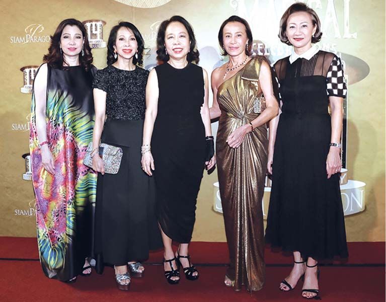 (ซ้าย) ชฎาทิพ จูตระกูล, เกตุวลี นภาศัพท์, พาสินี ลิ่มอติบูลย์, ศุภลักษณ์ อัมพุช และกฤษณา อัมพุช