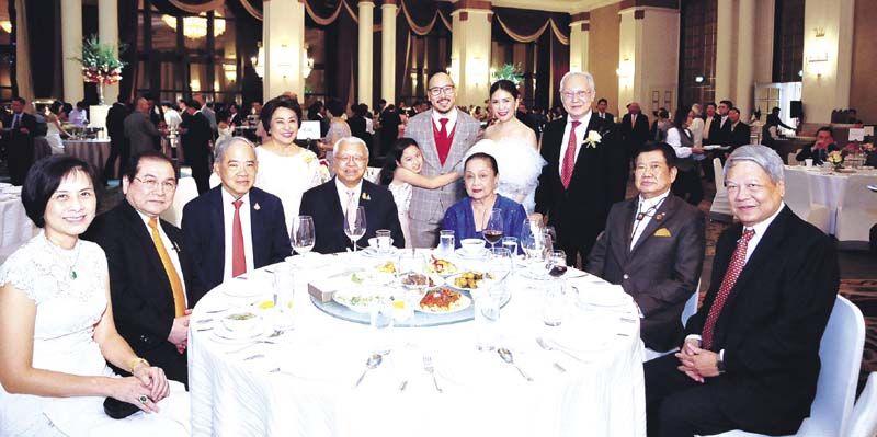 คุณพ่อ-คุณแม่ฝ่ายชาย ดร.มนู-ผศ.ประภัสสร เลียวไพโรจน์ และบ่าว-สาวต้อนรับแขกผู้ใหญ่ องคมนตรี ดร.จิรายุ-ท่านผู้หญิงอรนุช อิศรางกูร
ณ อยุธยา, มินทร์ อิงค์ธเนศ, พล.อ.เลิศรัตน์ รัตนวานิช, วันชัย คุณานันทกุล และ ดร.จักรมณฑ์ ผาสุกวนิช อดีต รมว.กระทรวงอุตสาหกรรม