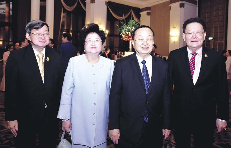 ประธานเจ้าหน้าที่บริหาร บมจ.ทีพีไอ โพลีน ประชัย-อรพิน เลี่ยวไพรัตน์ กับ
พิเชียร อำนาจวรประเสริฐ และ ทวีศักดิ์ ธีระเกียรติกำจร