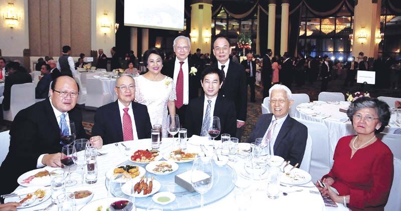 แขกผู้ใหญ่ร่วมอวยพร นายกสภา มธ. ศ.พิเศษ นรนิติ-พญ.ชนินทร เศรษฐบุตร, รศ.ดร.นริศ ชัยสูตร อดีตอธิการบดี มธ., ศ.พิเศษ ชัยเกษม นิติสิริ อดีต รมว.กระทรวงยุติธรรม ชนินท์ ว่องกุศลกิจ นายกสมาคมเศรษฐศาสตร์ธรรมศาสตร์ และ รศ.นพ.ดิลก ภิยโยทัย คณบดีคณะแพทยศาสตร์ มธ.