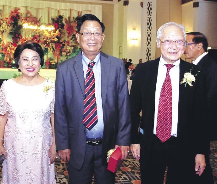 ดร.วีรพงษ์ รามางกูร อดีตรองนายกฯ ยินดีกับ
คุณพ่อ-คุณแม่ฝ่ายชาย