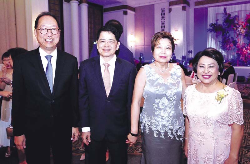 พสุ โลหารชุน ปลัดกระทรวงอุตสาหกรรม, ประเสริฐ-อัมพร
บุญสัมพันธ์ ยินดีกับคุณแม่ฝ่ายชาย