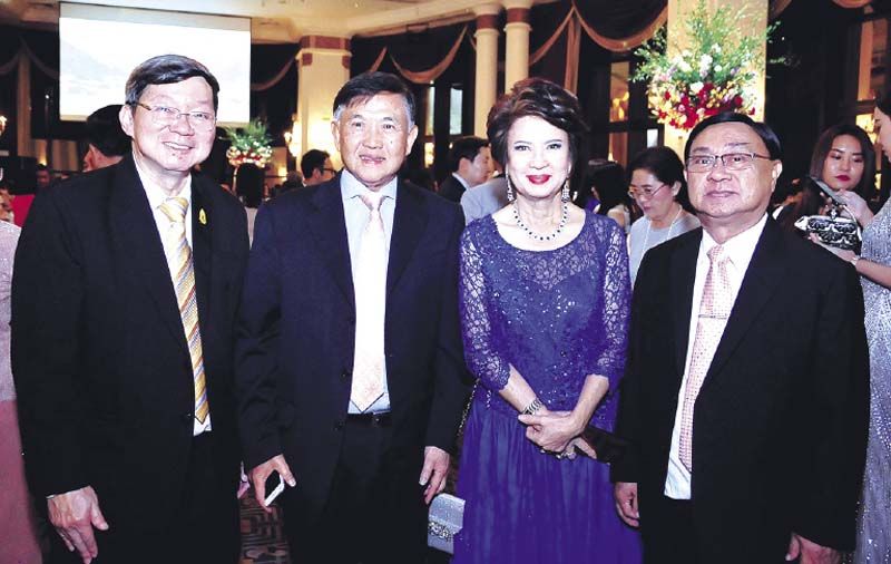 วิเศษ จูภิบาล อดีต รมว.กระทรวงพลังงาน กับ ชวนพิศ ฉายเหมือนวงศ์
อดีตผู้ว่าการการเคหะแห่งชาติ