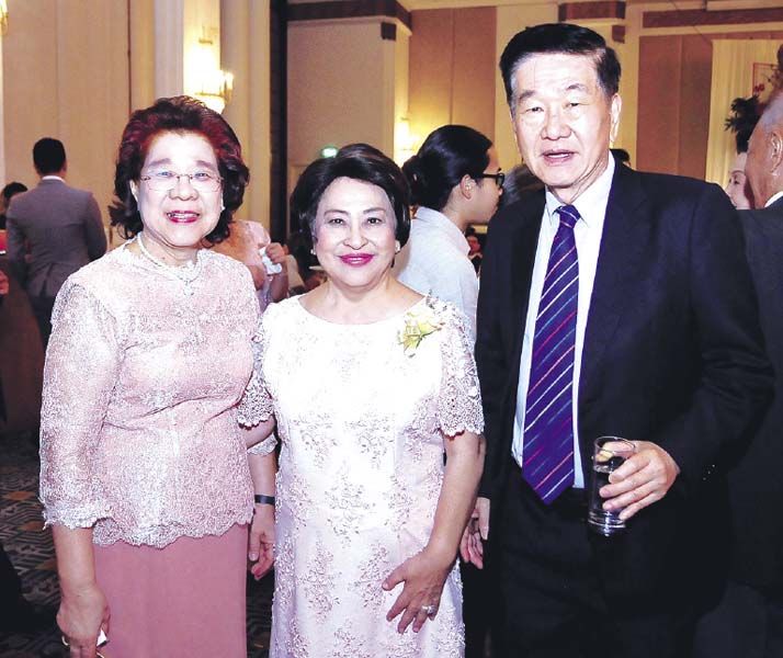คุณแม่ฝ่ายชาย ผศ.ประภัสสร เลียวไพโรจน์ กับ พรชัย-สุวนีย์ กิตติปัญญางาม
