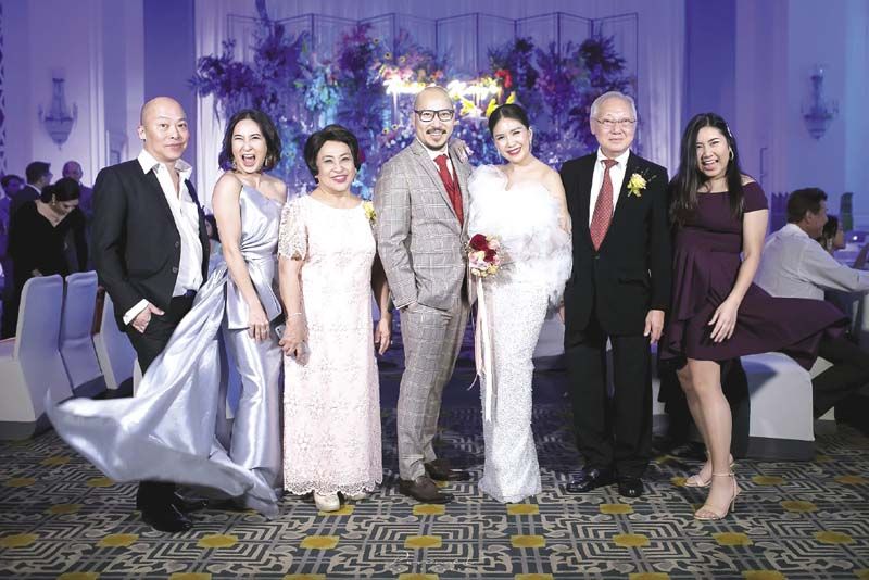 ครอบครัวฝ่ายชาย มีคุณพ่อ-คุณแม่ ดร.มนู-ผศ.ประภัสสร
เลียวไพโรจน์, พี่ชาย-กอพล เลียวไพโรจน์, พี่สาว-ดร.การดี
เลียวไพโรจน์ และหลาน-พอดี ปรีชานนท์