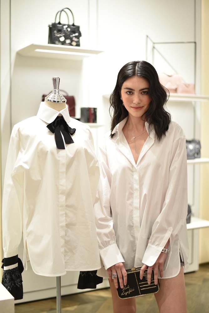 ดาวิกา โฮร์เน่ กับผลงานการออกแบบของเธอเอง

