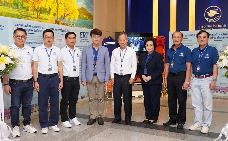 ชัย โสภณพนิช ประธาน กก. และ ดร.อภิสิทธิ์ อนันตนาถรัตน กก.และประธานคณะผู้บริหาร ร่วมชมนิทรรศการ