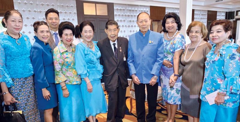 พล.ร.อ.นพ.ม.จ.ปุสาณ สวัสดิวัตน์ ท่ามกลางผู้มาร่วมอวยพร ม.จ.มงคลเฉลิม ยุคล และ หม่อมบงกชปริยา ยุคล ณ อยุธยา, คุณหญิงโรส-รัญชา บริบาลบุรีภัณฑ์, ผาณิต พูนศิริวงศ์ และ ลดา รุธิรกนก

