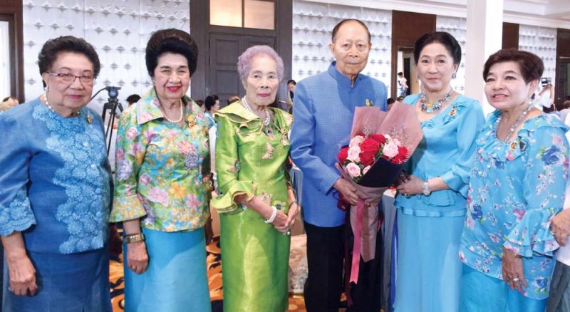 พล.ร.อ.นพ.ม.จ.ปุสาณ สวัสดิวัตน์ กับ ท่านหญิงประภาพันธุ์ กรโกสียกาจ, คุณหญิงจินดา จรุงเจริญเวชช์,
คุณหญิงโรส บริบาลบุรีภัณฑ์, ผาณิต พูนศิริวงศ์ และ ลดา รุธิรกนก