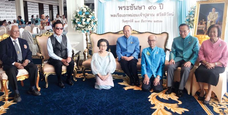 พล.ร.อ.นพ.ม.จ.ปุสาณ สวัสดิวัตน์ กับคณะกก.มูลนิธิชีวิตพัฒนาฯ นพ.จำรูญ มีขนอน, นพ.ชุมพล วงศ์ประทีป, สายพิณ พหลโยธิน,
พิเชษฐ มุจลินทังกูร, นพ.สุรศักดิ์ สัมปัตตะวนิช, สุมณฑา ธัญญผล