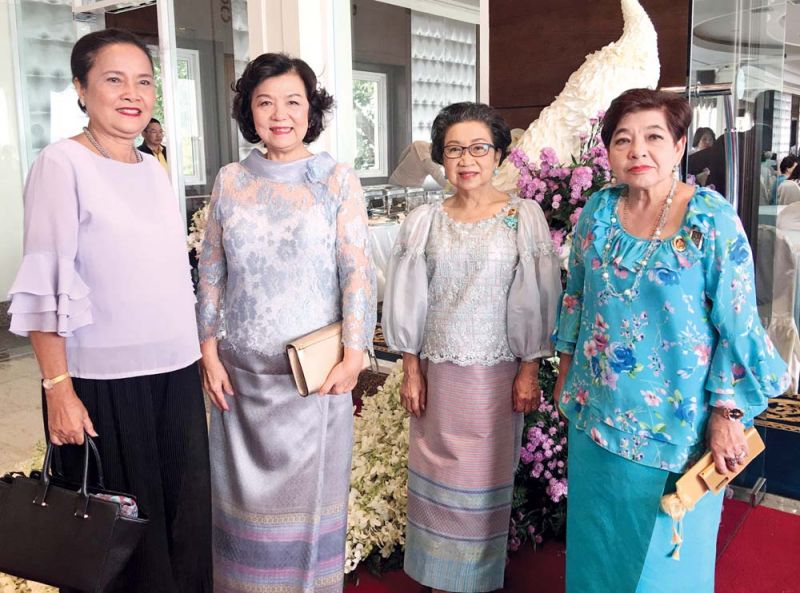 ประธานจัดงาน สายพิณ พหลโยธิน พร้อมด้วย ลดา รุธิรกนก, จันทรา จาร์มานน์ และ วันเพ็ญ ทองกวาว