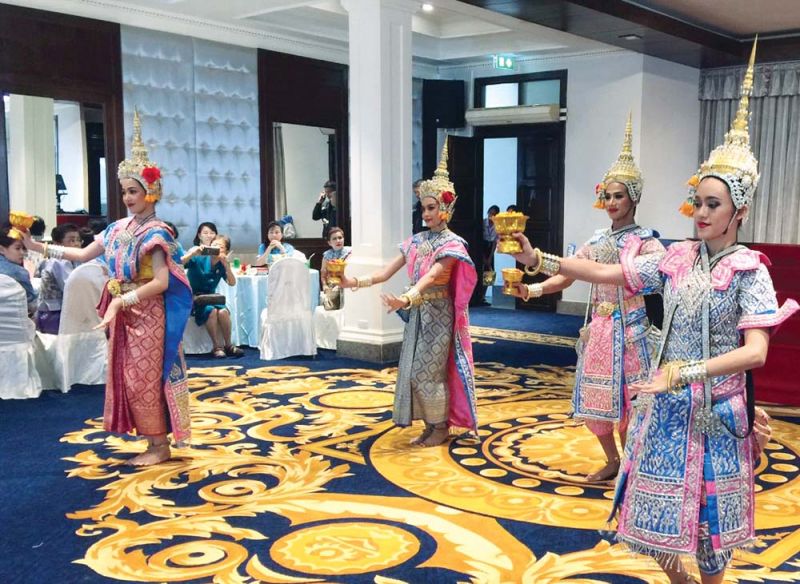 รำถวายพระพร โดยนักเรียนโรงเรียนสตรีวัดระฆัง