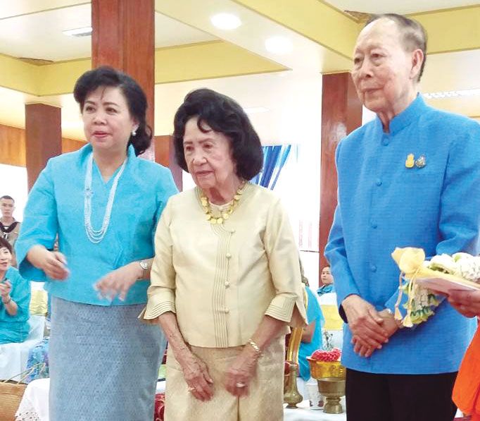 พล.ร.อ.นพ.ม.จ.ปุสาณ สวัสดิวัตน์ กับ หม่อมนวลศรี สวัสดิวัตน์ ณ อยุธยา
และธิดา ม.ร.ว.หญิงวไลวัฒนา สวัสดิ์ชู-โต
