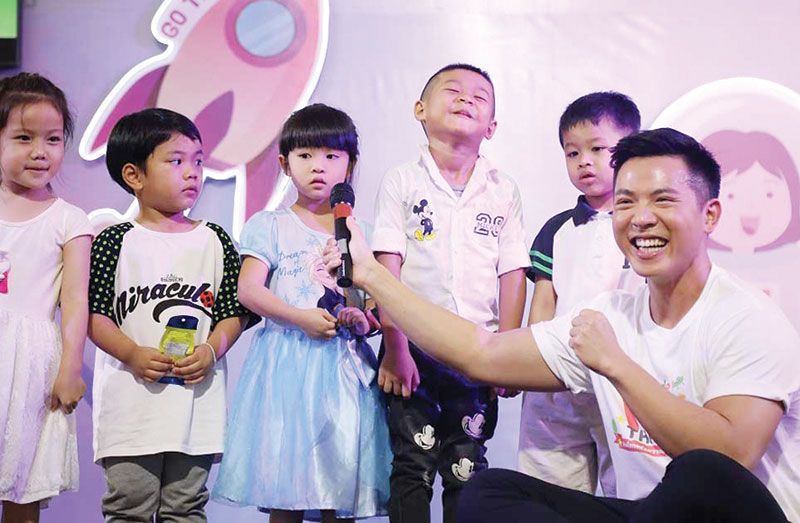
ผู้ประกาศสำนักข่าวไทย ร่วมเล่นกิจกรรมบนเวทีกับน้องๆ


