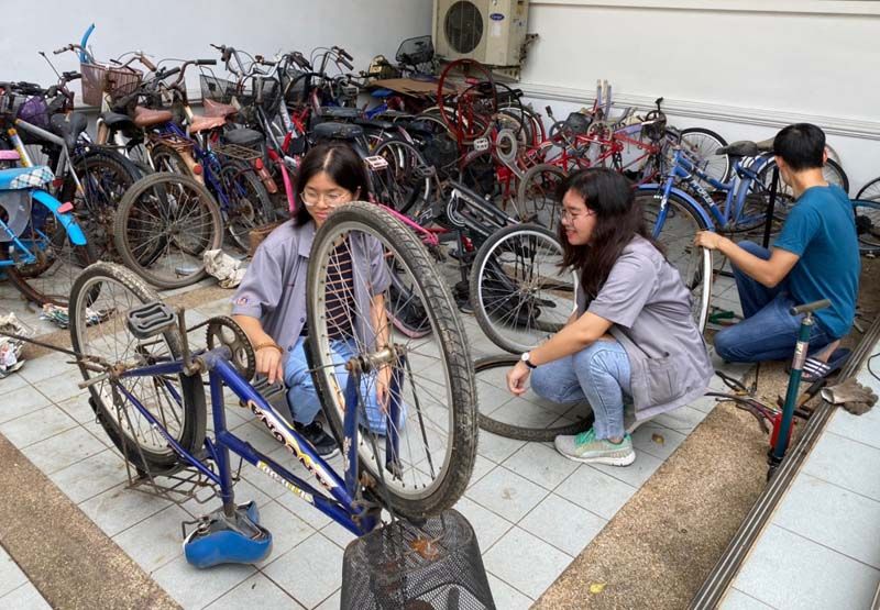 นักศึกษาและกลุ่มจิตอาสา กำลังช่วยกันชุบชีวิตจักรยานสองล้อ

